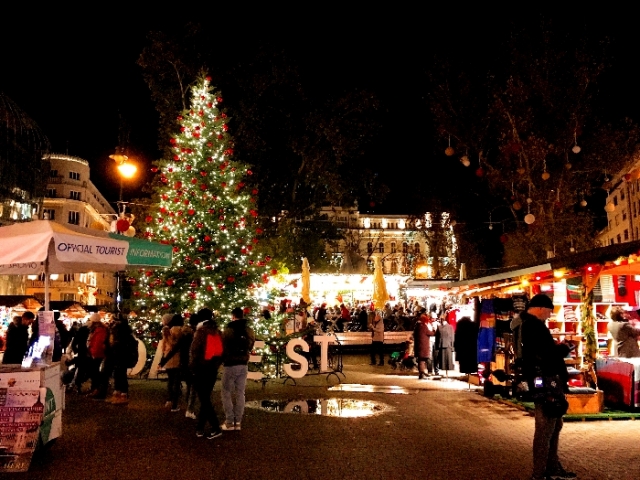 ヴェレシュマルティ広場のクリスマスマーケット